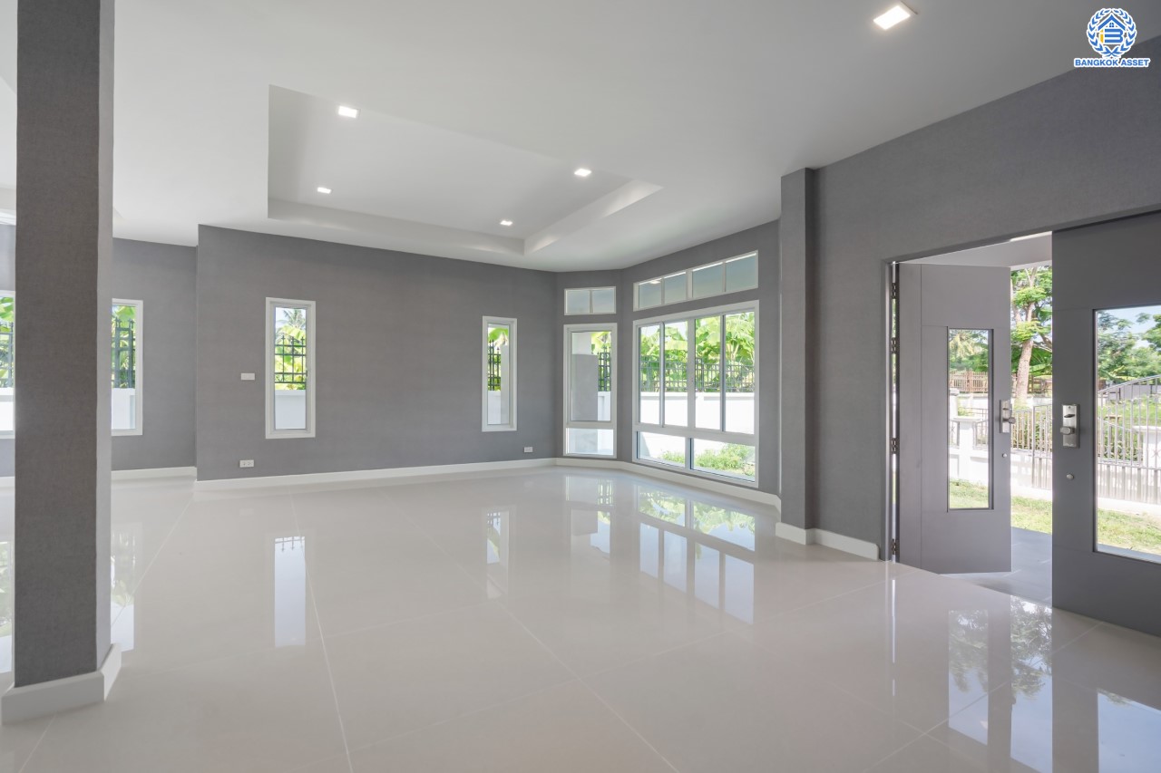 บ้านมือสองตกแต่งใหม่ ม.ราชพฤกษ์ บางบอน4 หลังมุม ตกแต่งหรูหรา เนื้อที่ 102 ตร.ว. ฟังก์ชัน 3 ห้องนอน 3 ห้องน้ำ จอดรถได้ 4 คัน พื้นที่สนามหญ้ากว้างกว่า 106 ตร.ม. บนทำเลศักยภาพ เชื่อมต่อหลายเส้นทาง ใกล้เดอะมอลล์บางแค จุดขึ้นทางด่วน "เพชรเกษม" และรถไฟฟ้าสายสีน้ำเงิน "สถานีหลักสอง"